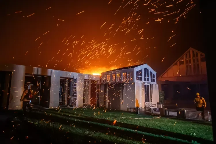 Imagem de Igreja Presbiteriana que foi afetada pelos incêndios que tem se agravado na Califórnia desde segunda-feira (8) 