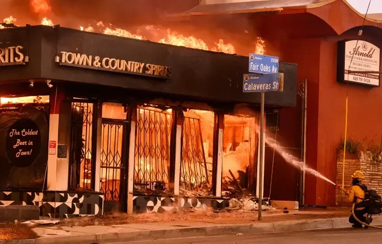 Imagem de loja de bebidas da Califórnia em chamas devido incêndio que tem se agravado nos últimos dias no estado