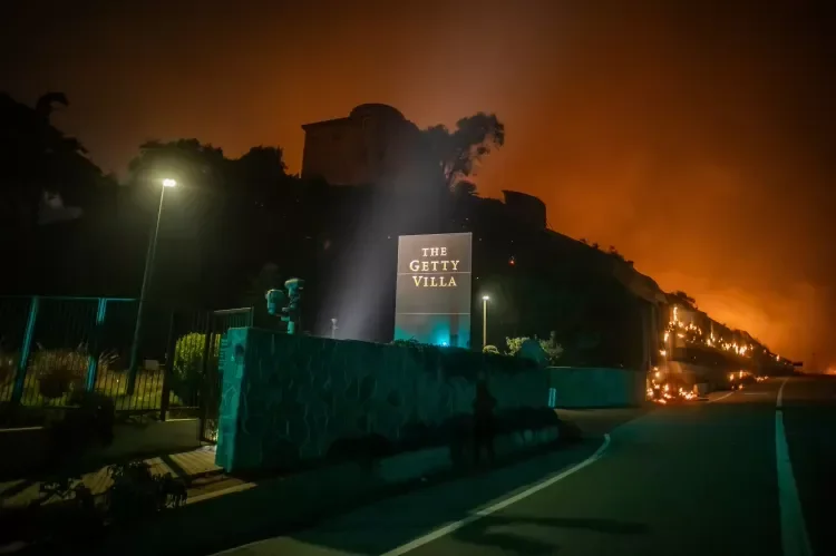 Imagem do Museu The Getty Villa durante incêndios na Califórnia