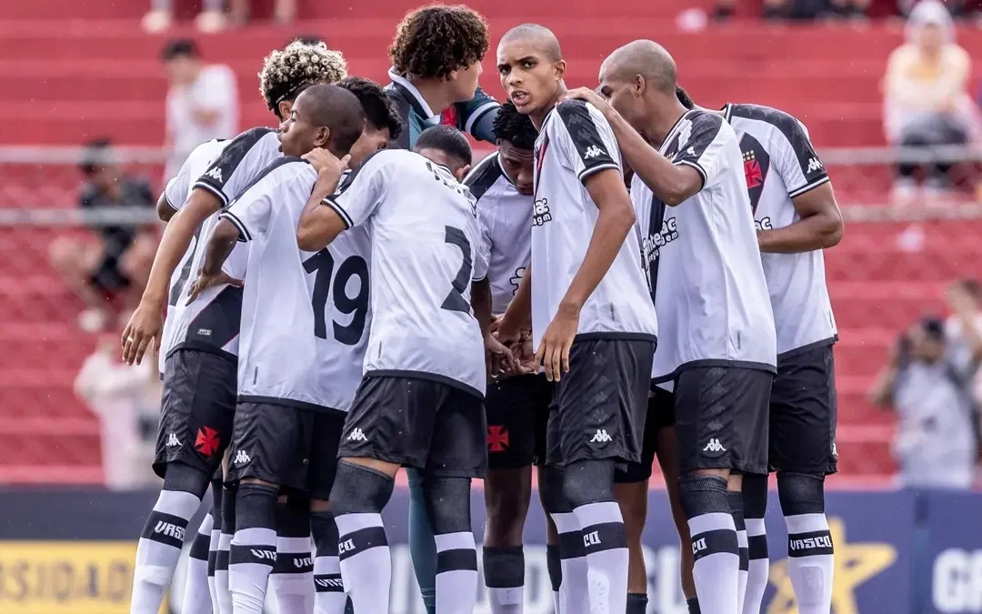 Atletas do Vasco antes do jogo da Copinha