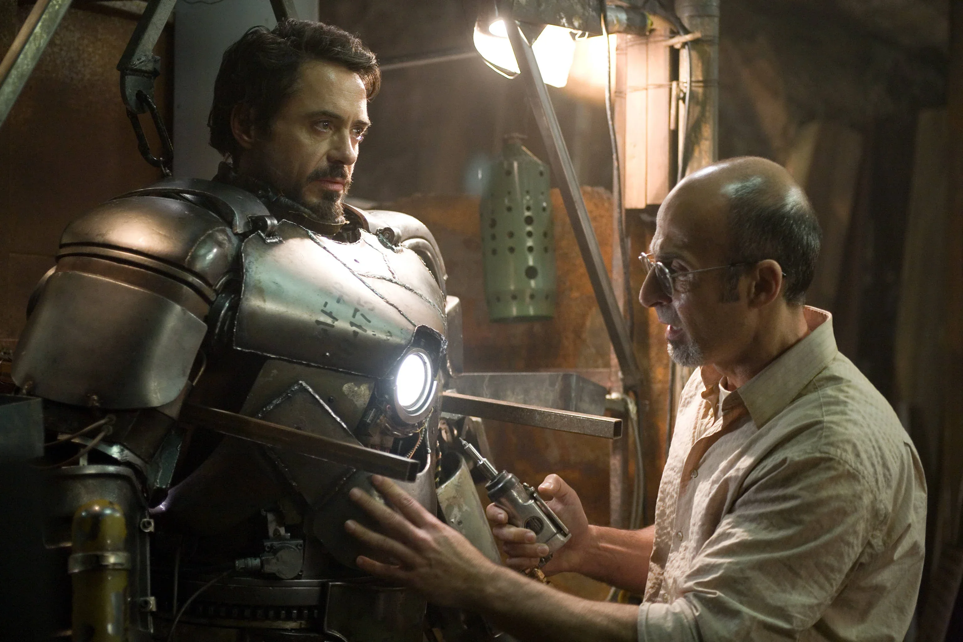 Imagem de Tony Stark e Yinsen em "Homem de Ferro".