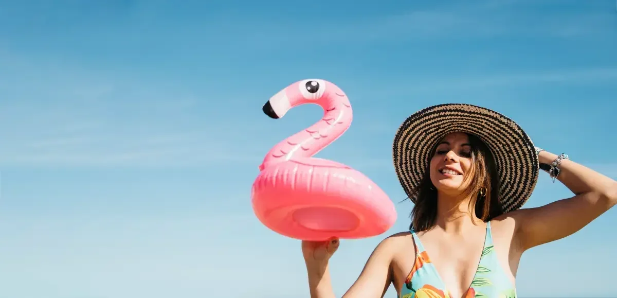 Imagem de mulher no sol representando o verão