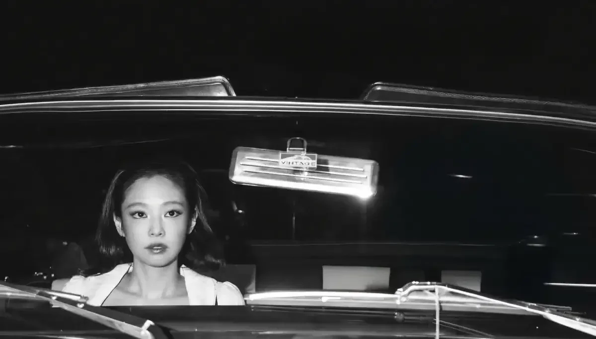 Imagem da cantora Jennie divulgando seu novo single, "Love Hangover"