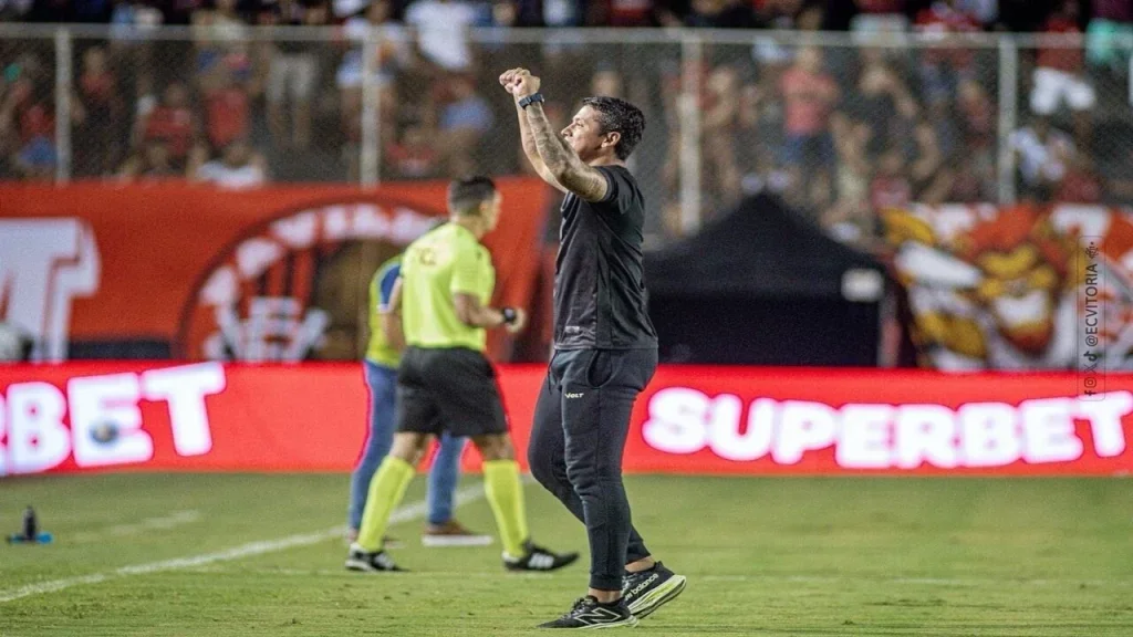 O Vitória conquistou sua primeira vitória na Copa do Nordeste ao derrotar o Sousa por 1 a 0 na noite desta terça-feira (4), no Barradão. O gol do triunfo foi marcado pelo atacante Janderson, garantindo a manutenção da invencibilidade do Rubro-Negro na temporada, que agora soma oito jogos sem derrotas. O resultado trouxe alívio para [&#8230;]