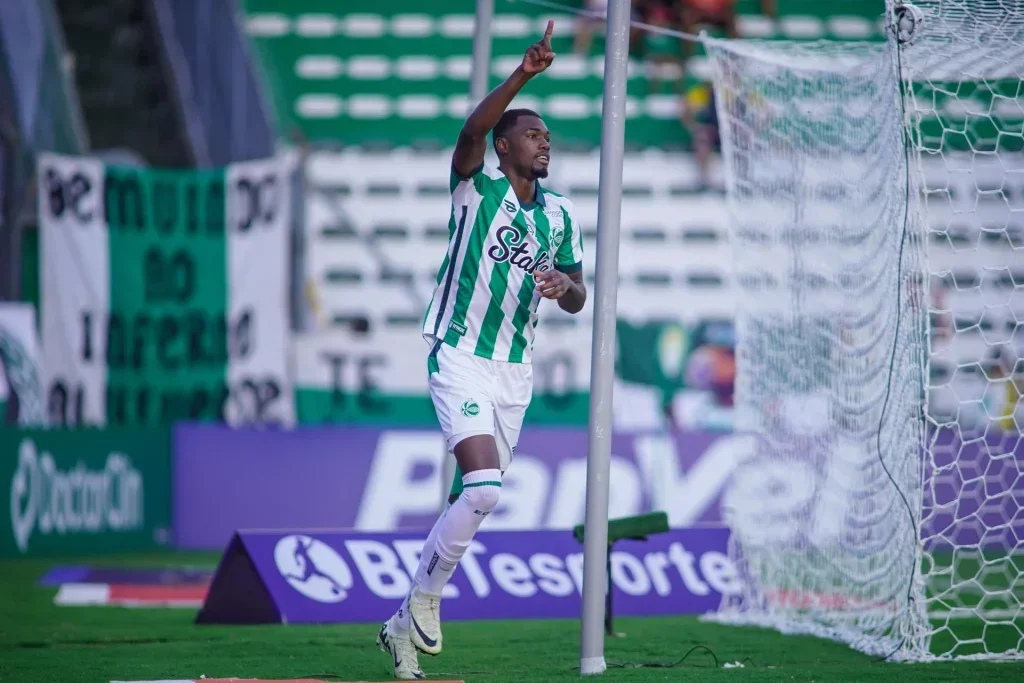 Autor de um dos gols do triunfo alviverde, o zagueiro celebrou o feito 