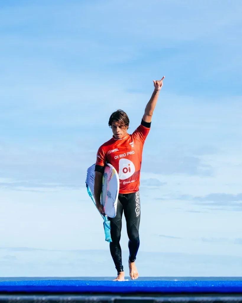 Matheus Herdy retorna à elite da WSL para disputar evento de ondas artificiais.