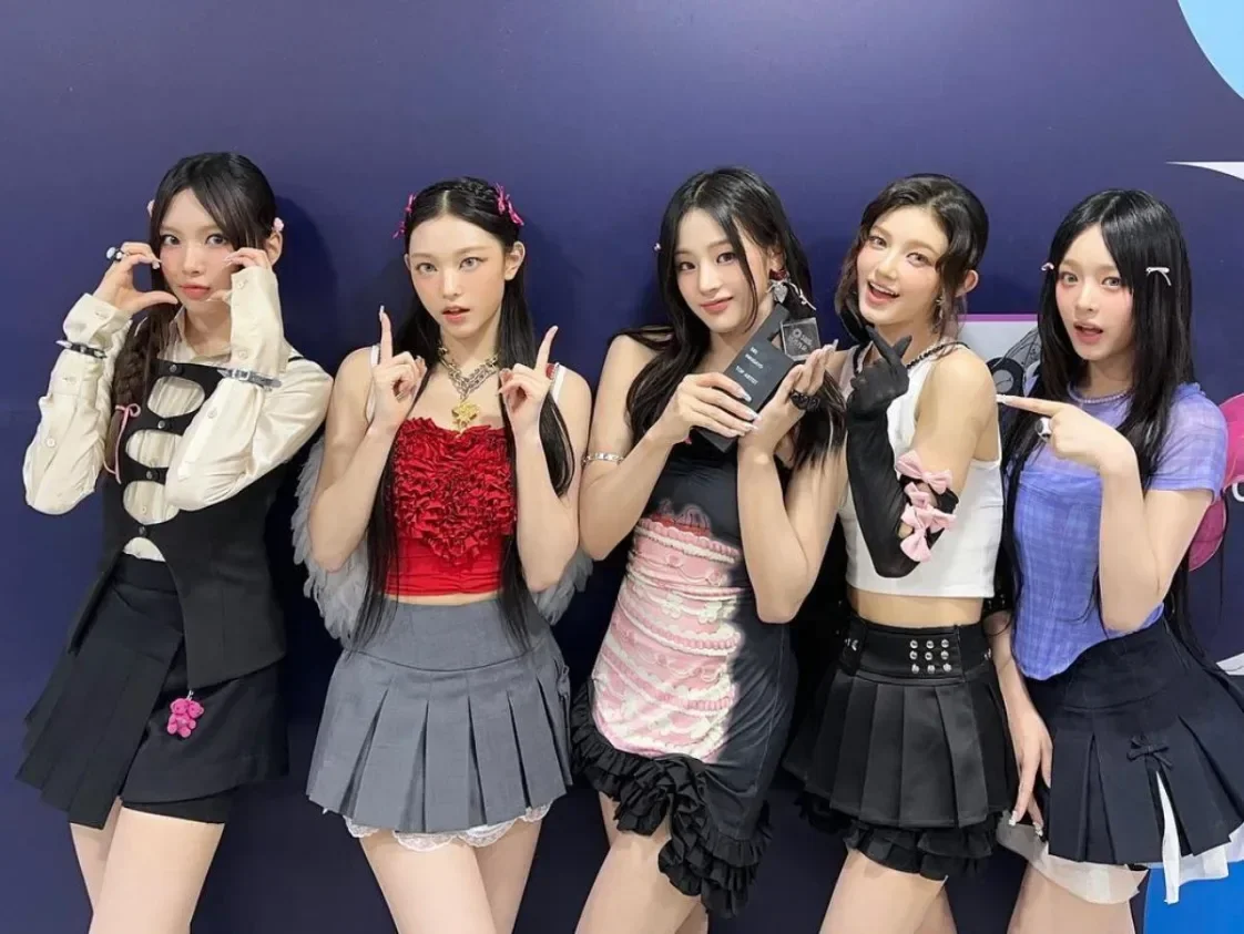 Imagem do grupo de K-pop New Jeans