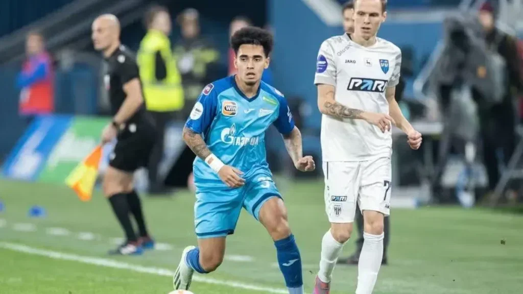 O volante de 25 anos pertence ao Zenit, da Rússia. O Furacão chegou a fazer proposta pelo jogador, mas a negociação não avançou.