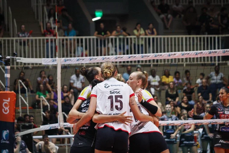 Sesc Flamengo foi superado pelo Sesi Bauru nesta sexta-feira (14) em jogo válido pela 6ª rodada da Superliga feminina de vôlei