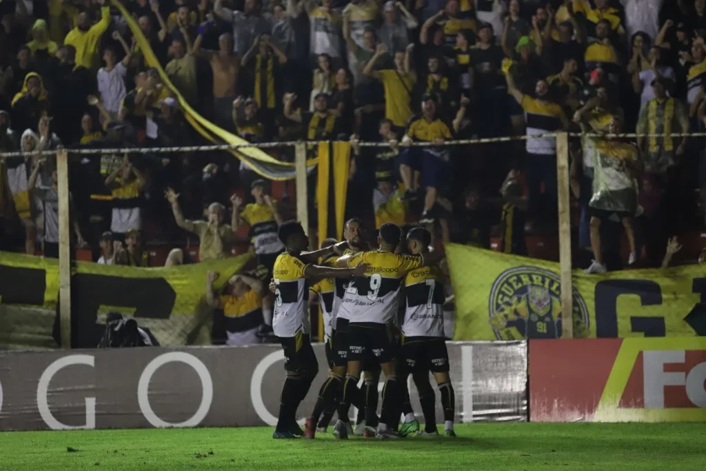 Jogo aconteceu nesta quarta-feira 19 no estádio Aníbal Torres de Costa, em Tubarão.