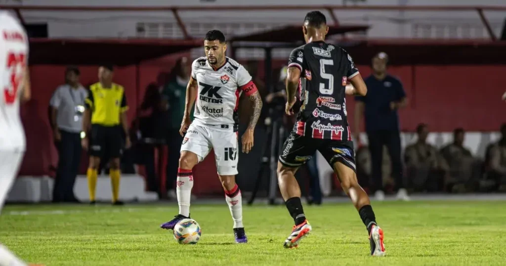 Em jogo válido pela última rodada do Campeonato Baiano, o Vitória visitou o Atlético-BA e venceu por 1x0, com gol de Val Soares.