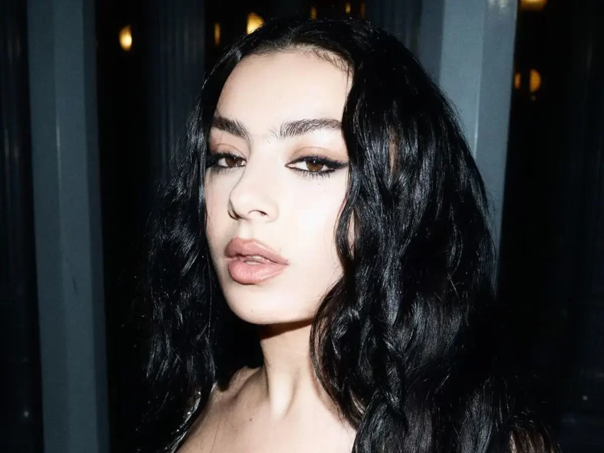 Cantora Charli XCX posa seminua e deixa bumbum em evidência