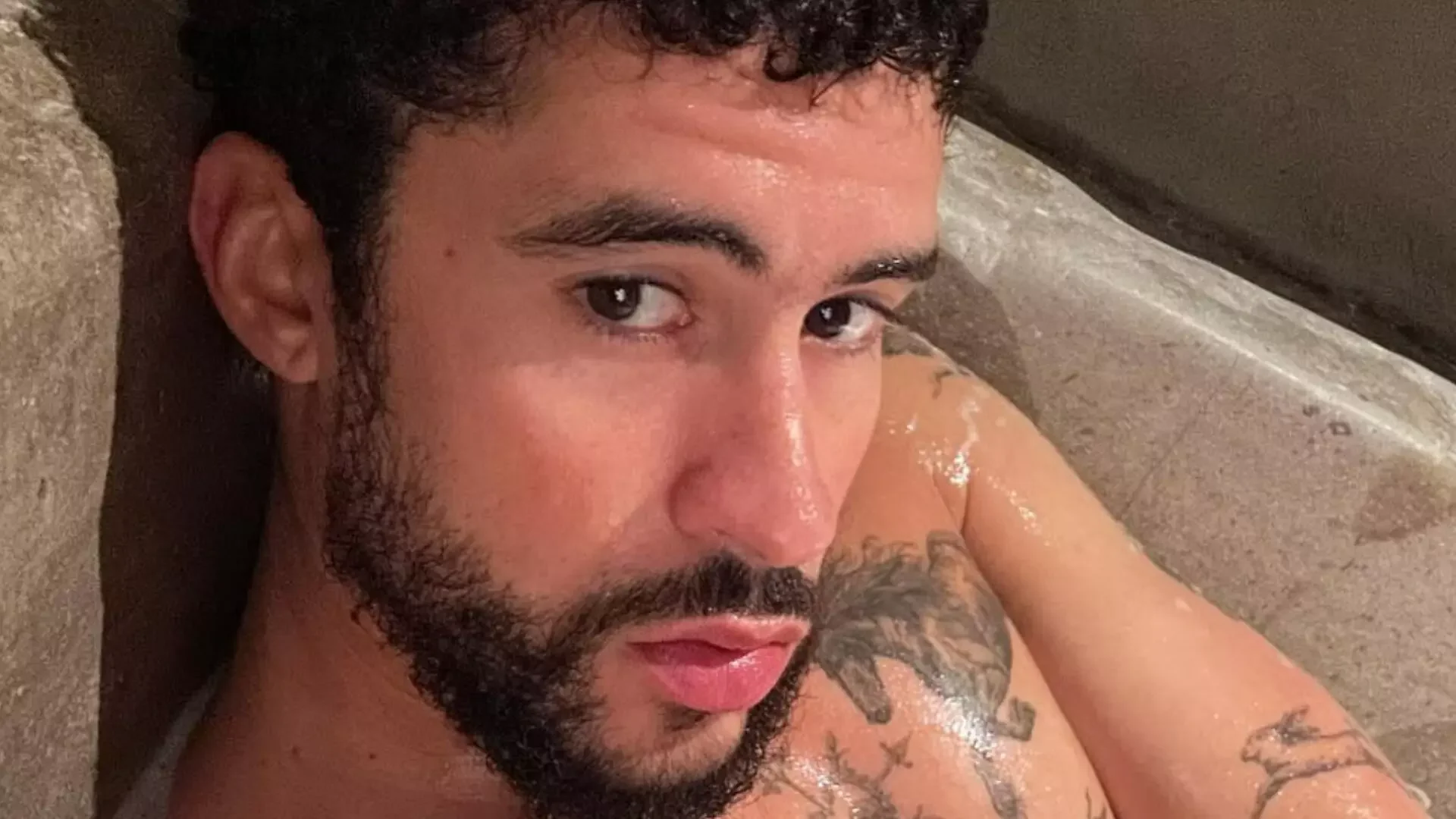 De cueca branca, Bad Bunny exibe volumão em ensaio: ‘molho latino’
