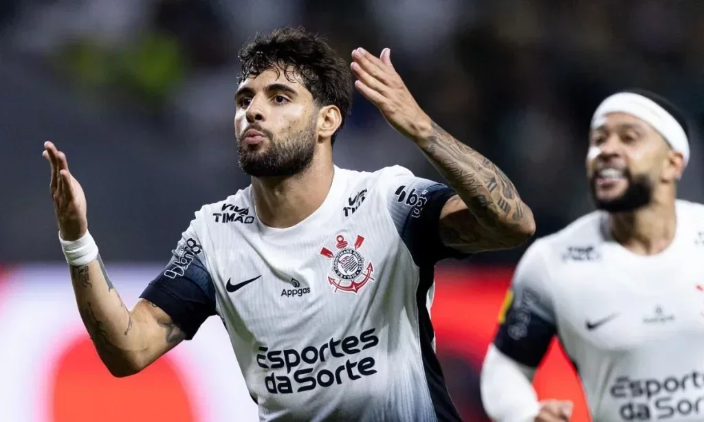 Yuri Alberto e Memphis Depay em jogo do Corinthians