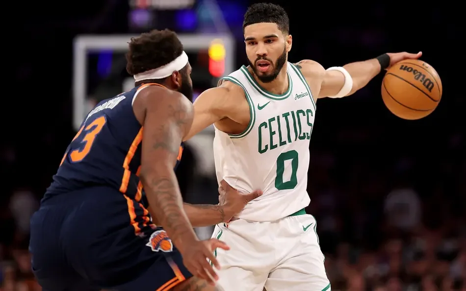 Após 82 jogos disputados por cada equipe, a temporada regular da NBA chegou ao fim neste domingo (13). Agora, estão definidos os times que avançam diretamente aos playoffs e aqueles que disputarão o play-in em busca das últimas vagas em cada conferência.&amp;#160; No Leste, o Orlando Magic enfrenta o Atlanta Hawks no primeiro confronto do [&amp;#8230;]