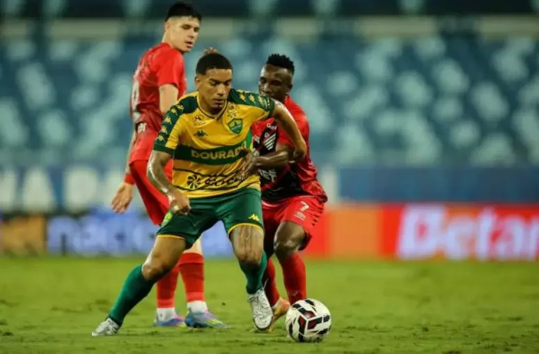 Dourado sai atrás, mas garante a vitória na segunda etapa