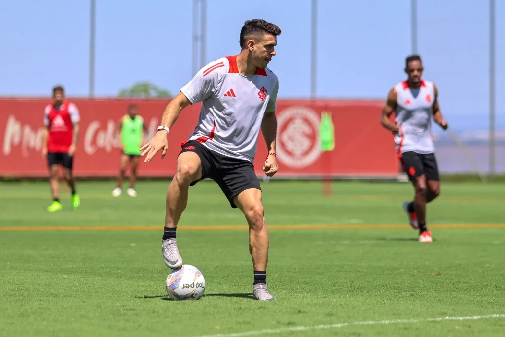 Jogador sentiu o problema na vitória por 3 a 1 diante do Juventude, pelo Brasileirão, no último sábado e será desfalque nos próximos jogos.