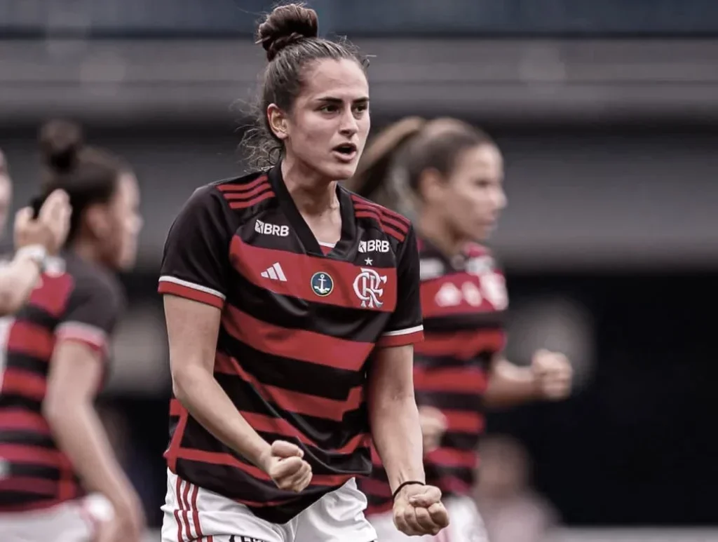 Em clássico disputado fora de casa, as Meninas da Gávea venceram o Fluminense por 3 a 0, largando na frente na competição estadual