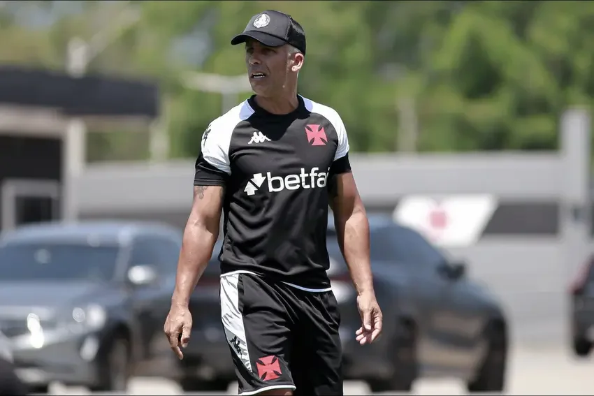 O diretor de futebol e agora técnico interino do Vasco, Felipe Maestro, disparou contra um jogador do elenco durante a coletiva de imprensa