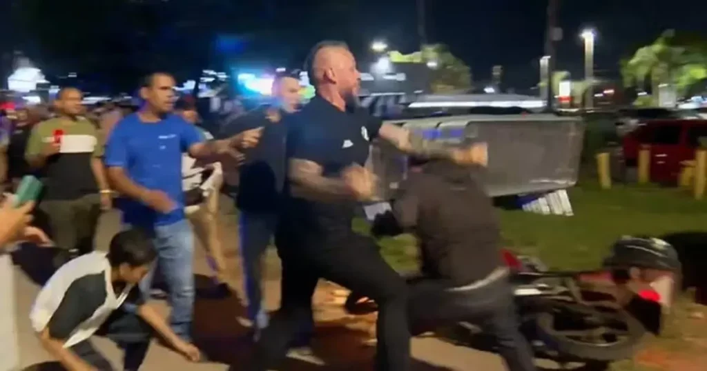 Segundo Vinícius, a vítima da agressão, o ataque ocorreu após ele protestar contra o ex-jogador Felipe