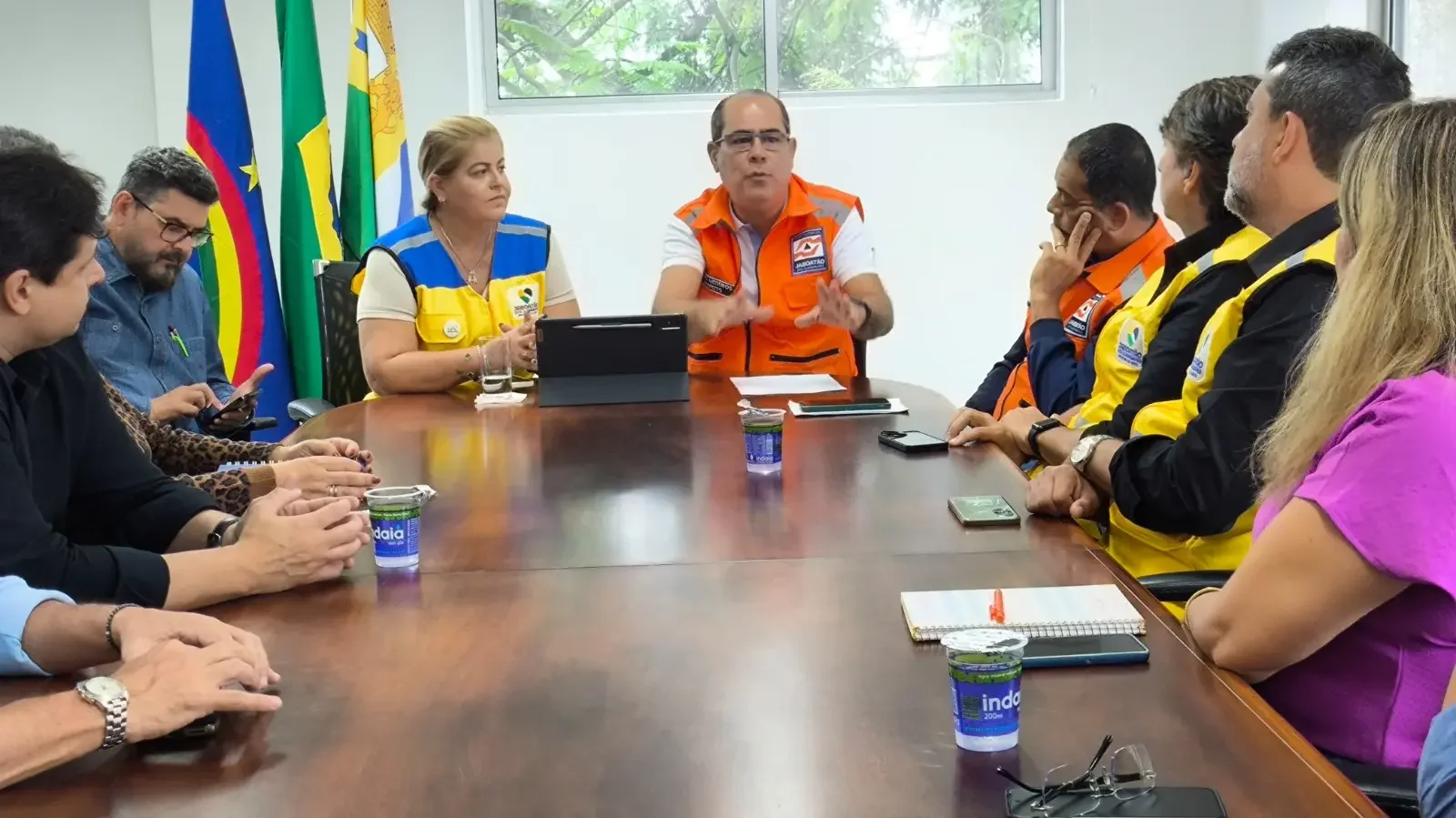 Imagem do prefeito Mano Medeiros reunido com o secretariado municipal na sede do Palácio da Batalha