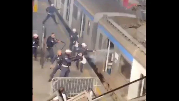 De acordo com a Polícia Militar, agentes da Força de Escolta flagraram flamenguistas lançando fogos de artifício contra outros torcedores e policiais que estavam na plataforma da estação