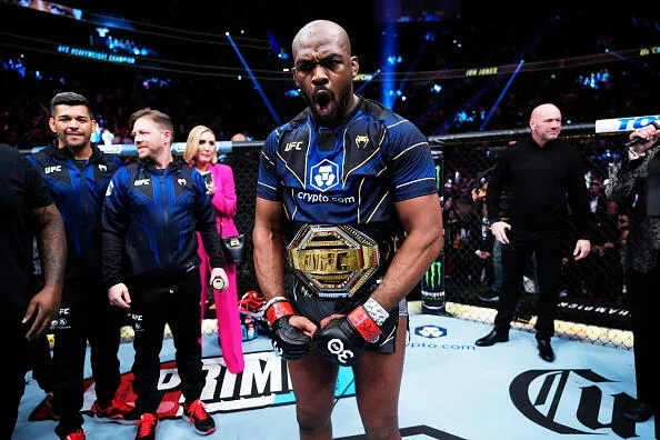 Declarações de Jon Jones nas redes sociais voltaram a agitar o mundo do MMA, principalmente por estas sugerirem que o campeão linear dos pesos-pesados do UFC não lutará mais.