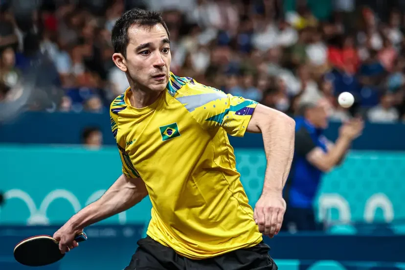 Hugo Calderano não cansa de ganhar sua condição de maior mesa-tenista da história do Brasil. Um mês depois de conquistar a Copa do Mundo, o número 3 do mundo assegurou, nesta sexta-feira, o primeiro pódio do país em um Campeonato Mundial de Tênis de Mesa. O feito veio com a vitória nas quartas de final [&amp;#8230;]