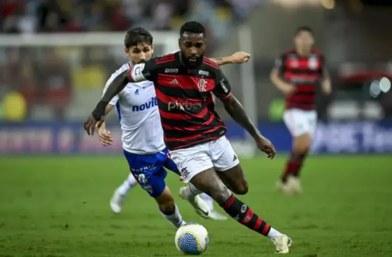 Flamengo e Fortaleza enfrentam situações opostas no Campeonato Brasileiro.