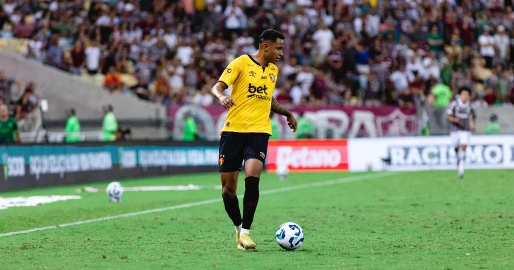 Jogador revelado pelo Corinthians pertence ao Bragantino. Ele chegou ao Leão da Ilha em fevereiro, mas não se firmou na equipe.