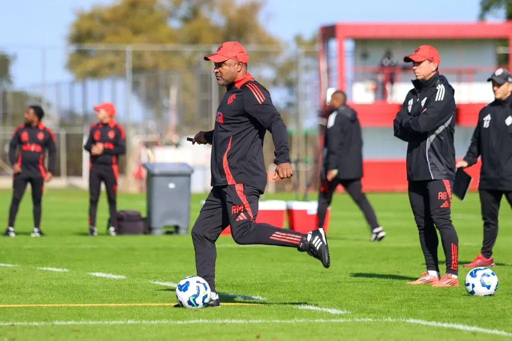 O Internacional retomou os treinamentos no CT Parque Gigante, para a última partida, contra o Atlético Mineiro pelo Brasileirão que ocorrerá na quinta-feira (12), às 21 horas e 30 minutos (horário de Brasília) na Arena MRV, pela 12ª rodada. Após a partida o elenco terá um período de férias durante o Mundial de Clubes. Na [&amp;#8230;]
