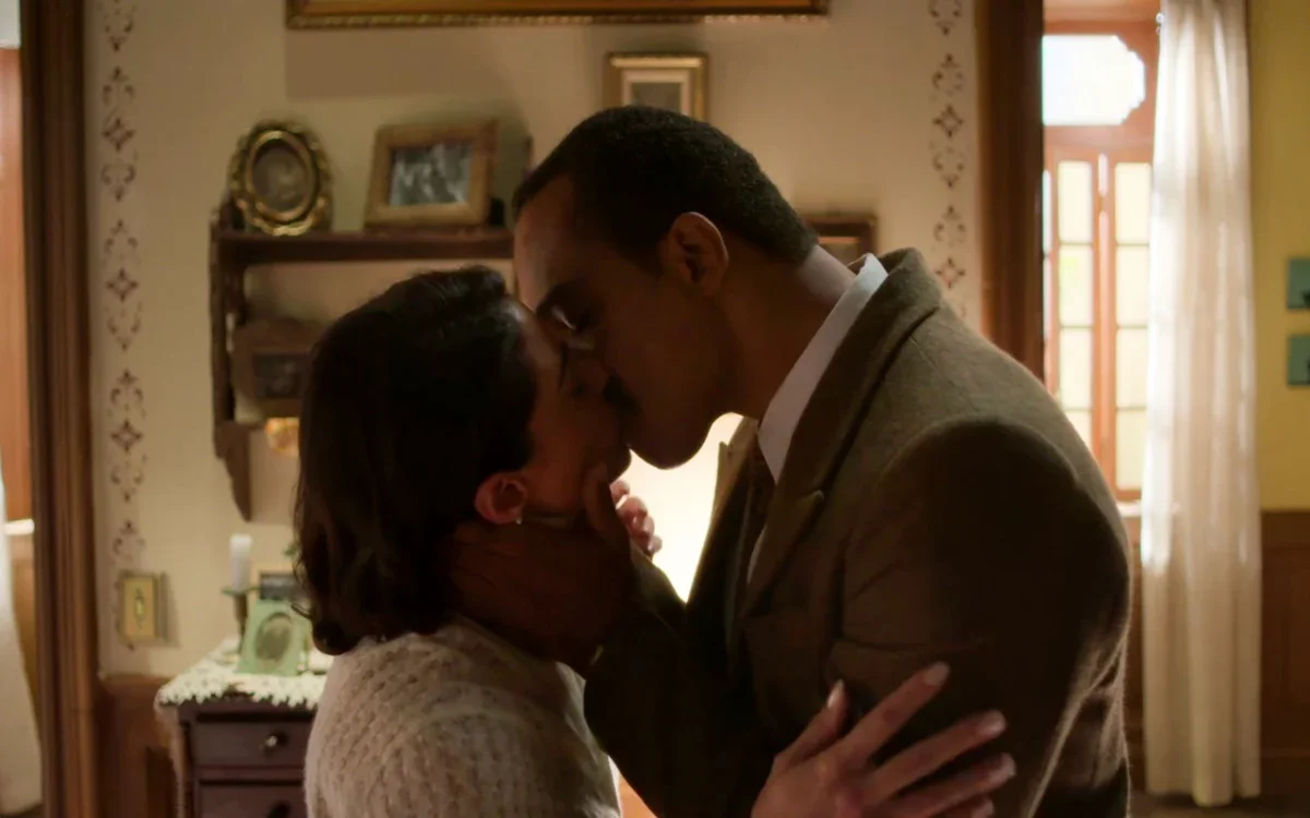 Garota do Momento: Clarice e Gregório têm noite de amor em local público