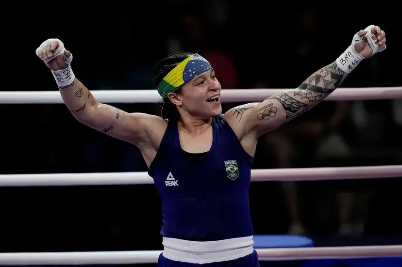 Bia Ferreira derrota argentina e mantém cinturão dos leves no boxe