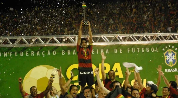 Imagem de Durval erguendo a taça de campeão da Copa do Brasil 