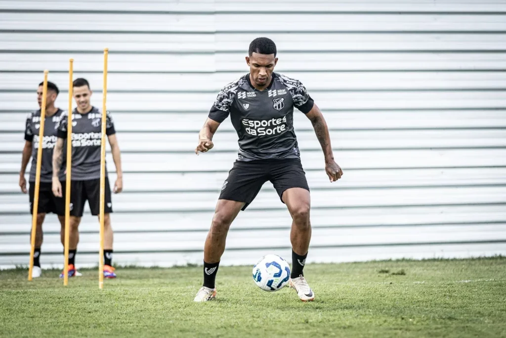 Vozão ainda receberá compensação financeira. Jogador estava emprestado pelo Fluminense, atuou em nove partidas, mas não marcou gols.