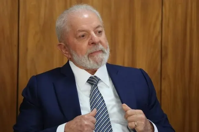Neste ambiente de baixa popularidade Lula foi atingido no mesmo dia por um golpe político do centrão