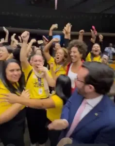 Nesta terça-feira (17), mães de crianças com microcefalia celebraram,no Congresso Nacional, o reconhecimento oficial dos filhos como vítimas da síndrome congênita do Zika vírus.