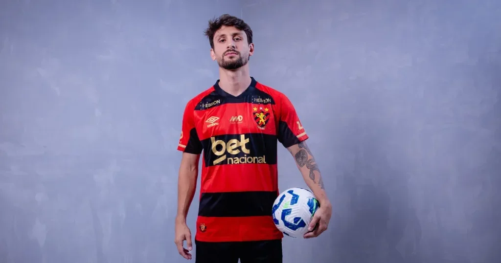 Jogador perdeu espaço com Vojvoda no clube cearense e assinou contrato com o Rubro-Negro até o final da temporada de 2026.