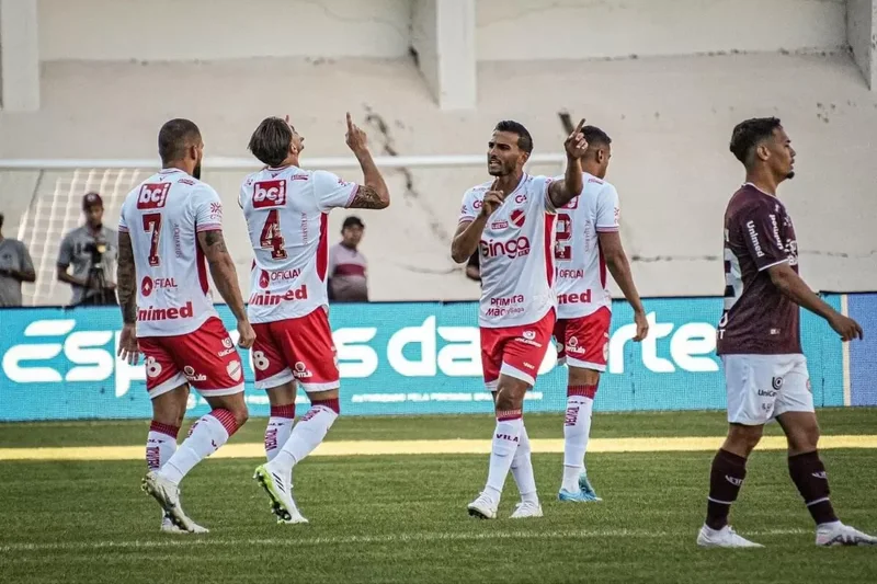 Jogadores do Vila Nova comemoram gol na Série B