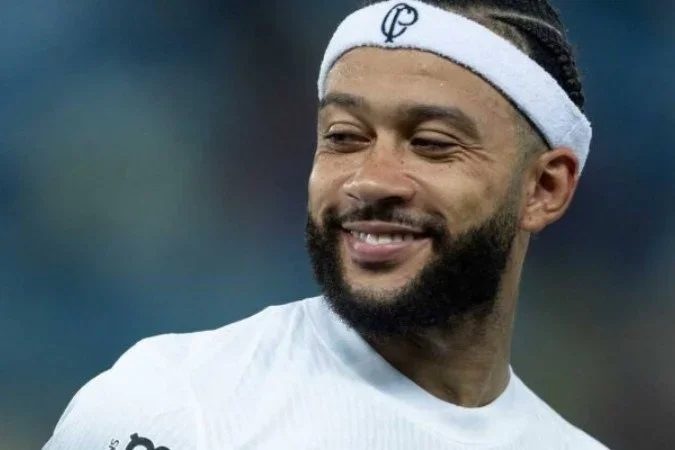 Atacante holandês assegurou outro valor previsto em contrato, por participações em gols e presença em jogos. Timão busca solução.