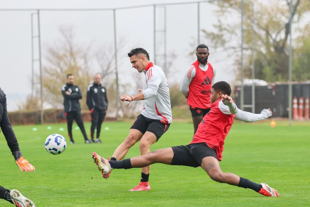 O Internacional deu início a preparação para a partida contra o Ceará, pela 15ª rodada do Campeonato Brasileiro. A partida ocorre no próximo domingo (20) às 11 horas da manhã (horário de Brasília). No treino desta terça-feira (15),  os jogadores realizaram um circuito físico no gramado, dando ênfase pra força e resistência. Depois, realizaram atividades [&#8230;]