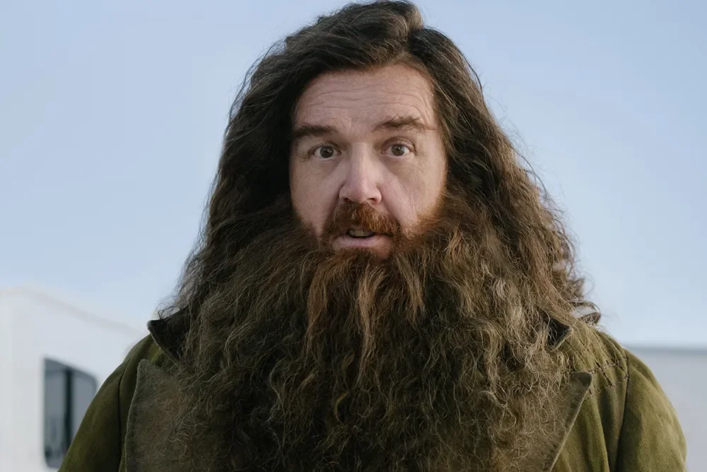 HBO divulga primeira imagem de Nick Frost caracterizado de Hadrig para a nova série de Harry Potter