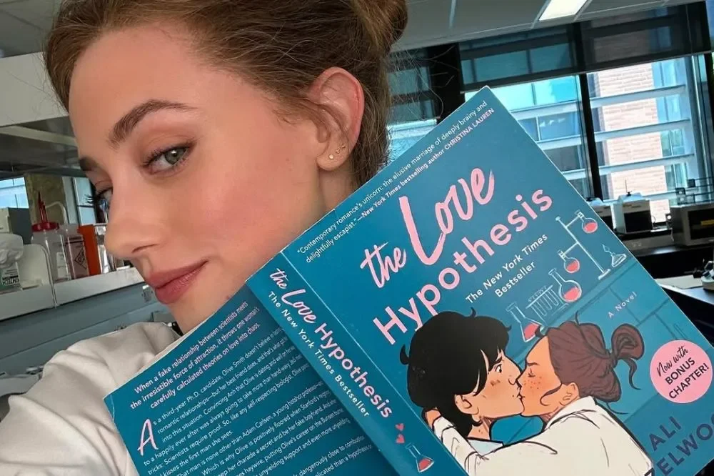 A atriz Lili Reinhart protagoniza a mestranda Olive Smith