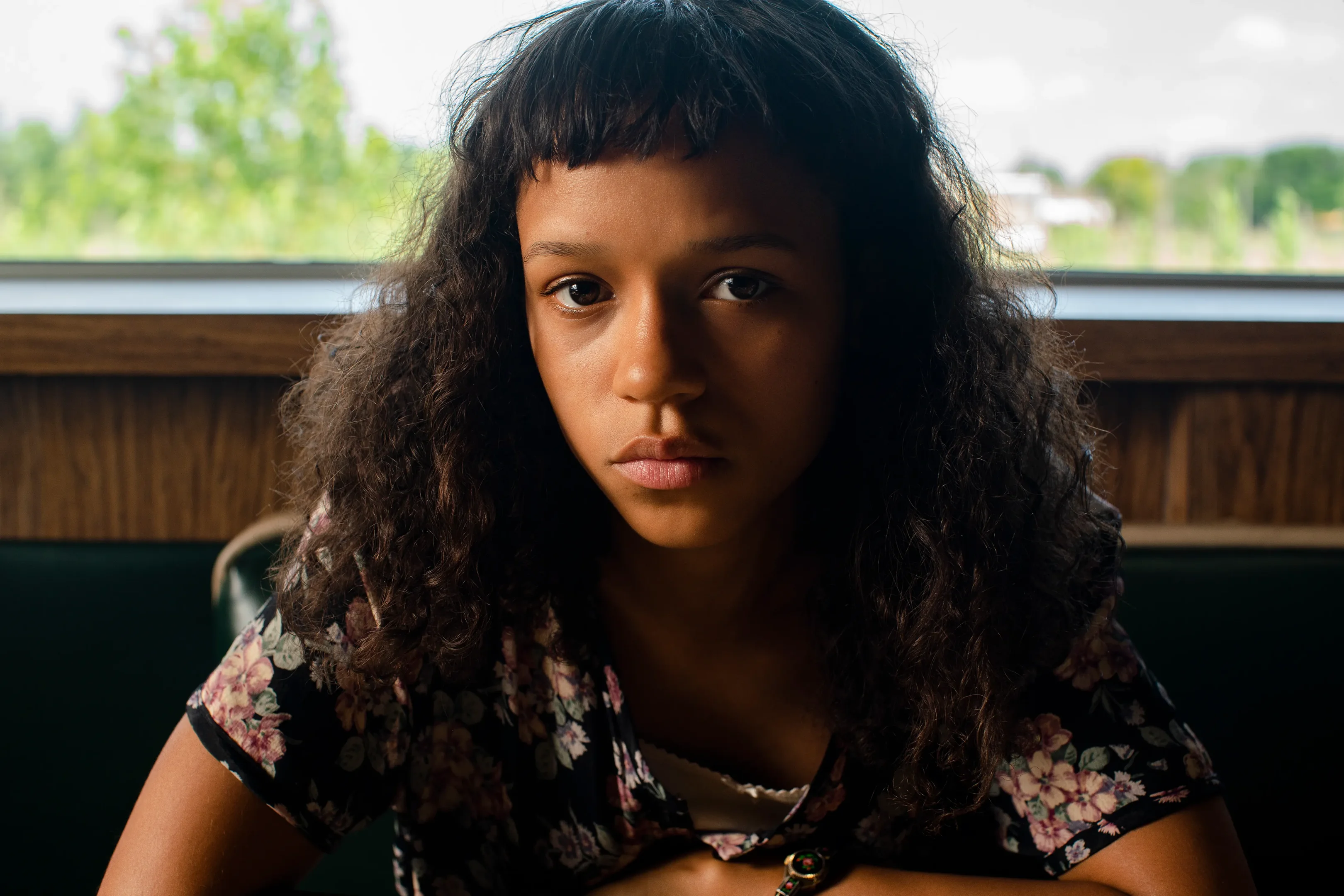 Taylor Russell deixa o reboot de "The Thomas Crown Affair" por diferenças criativas; produção busca substituta