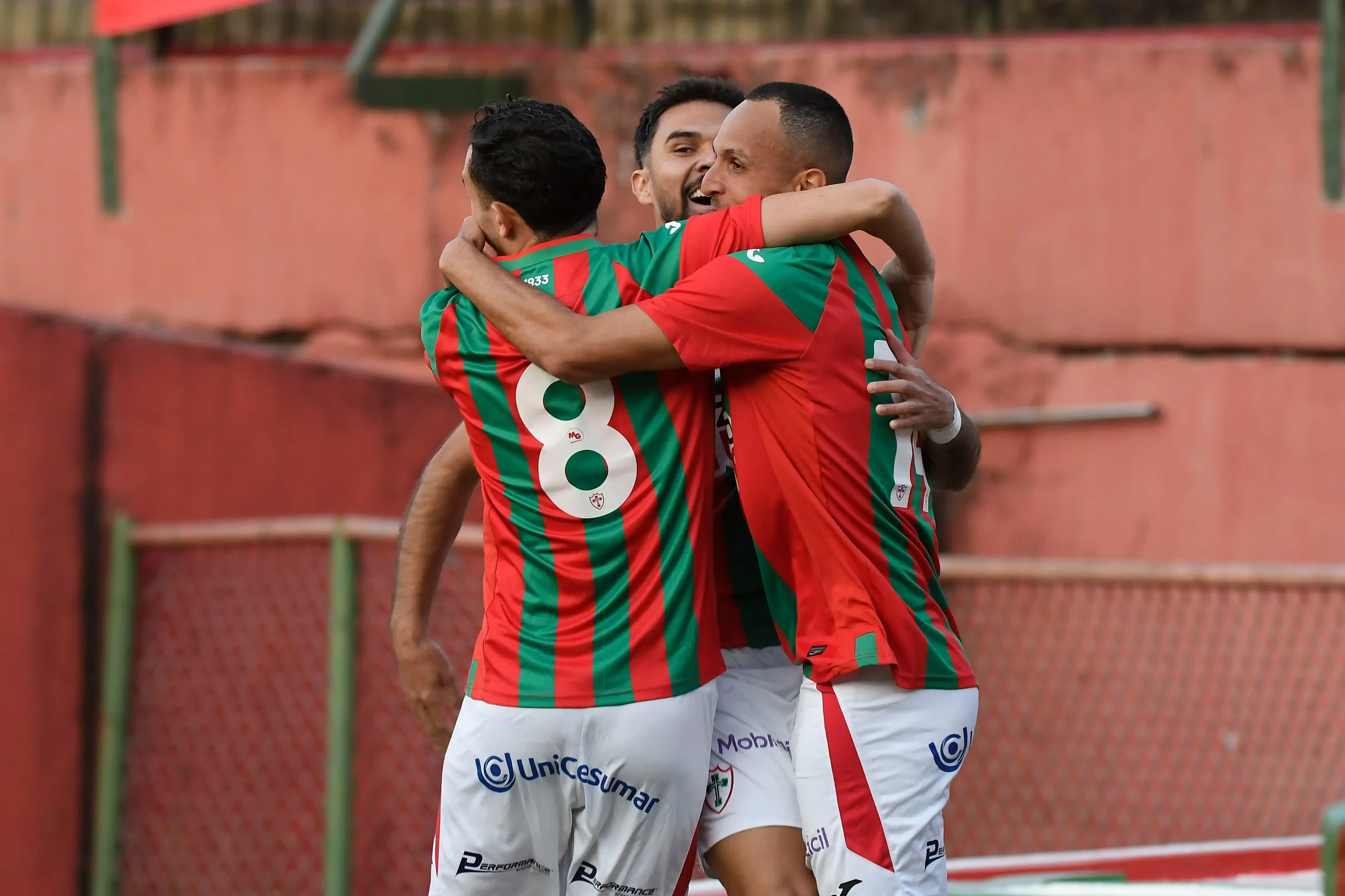 Jogadores da Portuguesa comemoram gol na Série D