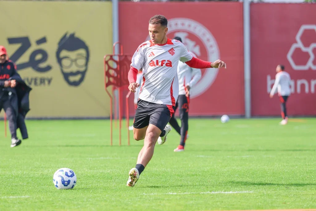 Nesta terça-feira (22), o Internacional finalizou a preparação para o confronto contra o Santos, pela 16ª rodada do Brasileirão, que acontece nesta quarta-feira (23), às 21h30 (horário de Brasília), na Vila Belmiro. No CT Parque Gigante, o treinador Roger Machado comandou atividades técnicas em um treinamento fechado no CT Parque Gigante. A delegação viajou no [&#8230;]