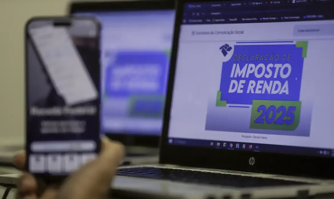 Tela de computador acessando site da Receita Federal na p&aacute;gina do Imposto de Renda
