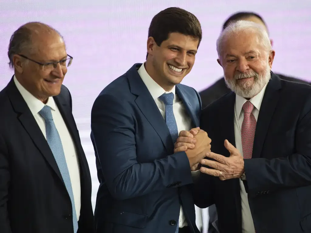 Alckmin se credencia para continuar na vice e PSB dá demonstração de força