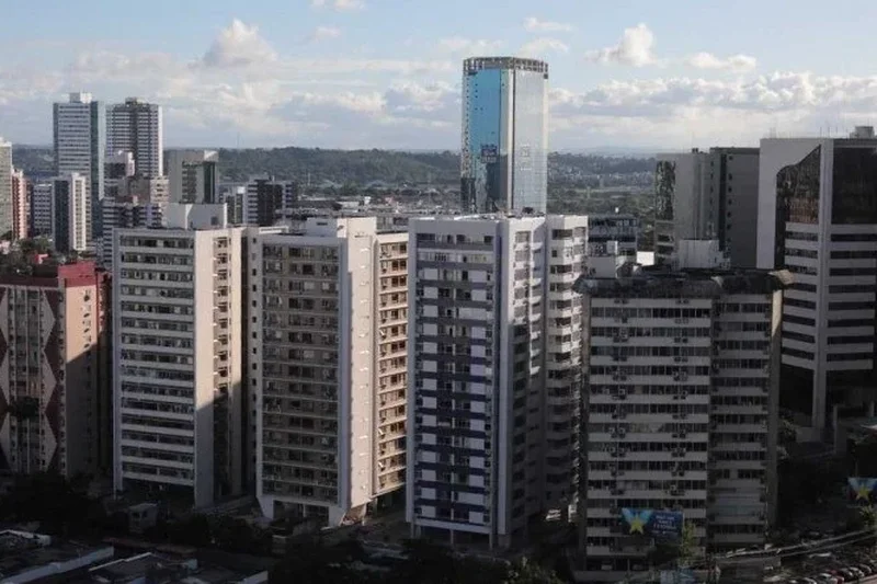 Vista aérea do Recife, com destaque para os prédios residenciais e comerciais que compõem a paisagem urbana