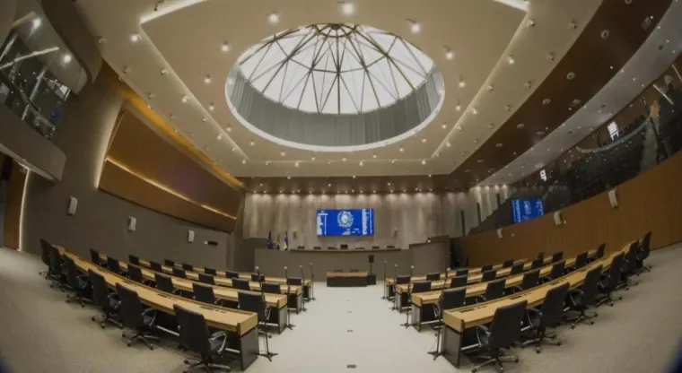 Assembleia vive dia de sobressaltos, com plenário quase vazio e decisões inesperadas